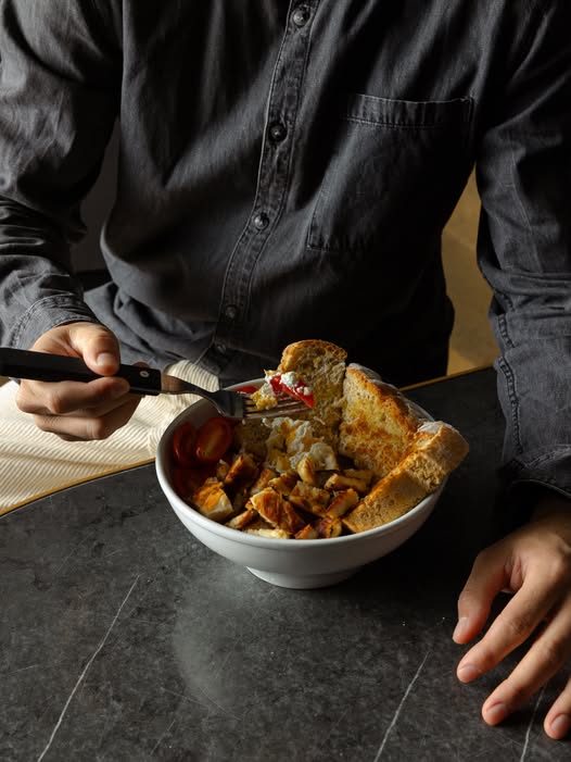 Relaxed morning meal at Spitaki me Thea